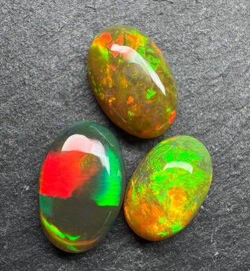 5,55ct Opaal Cabochons- 1.11 g - (3)