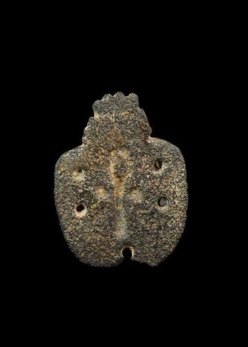 Égypte ancienne, période tardive Faïence noire Scarabée avec