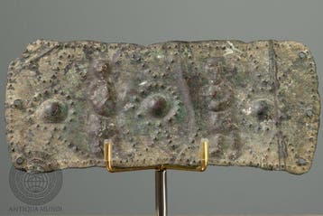 West-Aziatisch Brons Plaquette met figuurreliëf in repoussé