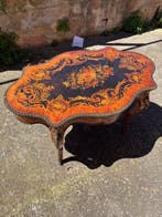 Middentafel - Inlegwerk van verschillende houtsoorten.