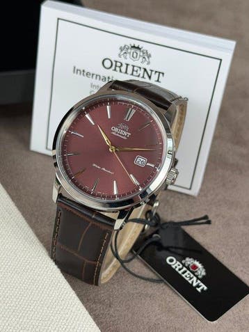 Orient - Contemporary Date Automatic Red - Sans prix de, Handtassen en Accessoires, Horloges | Heren, Nieuw