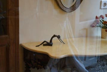 Beeld, NO RESERVE PRICE - Stretching Lady - 9 cm - Brons