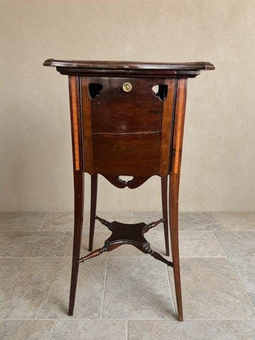 Table - Une table de service édouardienne en acajou incrusté