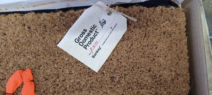 Banksy (1974) - Love Welcomes Mat, Antiquités & Art, Art | Objets design