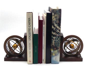 Boekensteunen (2) - Mod. Old World met armillairsferen en