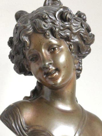 Buste, Elegante buste van een jonge vrouw. - 26.5 cm -, Antiek en Kunst