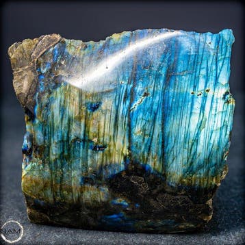 Labradorite naturelle de Madagascar – Le jeu irisé des