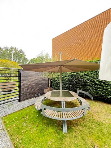 Extremis Gargantua tuintafel picknicktafel + Inumbra parasol, Zo goed als nieuw, Rond, Aluminium