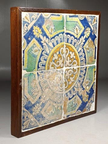 Tegel - Polychroom decor van groot vuur op tinemail (blauw,