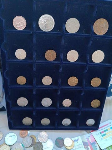 Wereld. Lotto 1003 monete incluse schede, francobolli e
