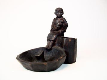 Japanse bronzen sculptuur en rookset – meisje met puppy,