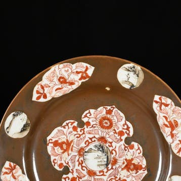 Bord - Assiette en porcelaine à décor capucin, rouge de fer