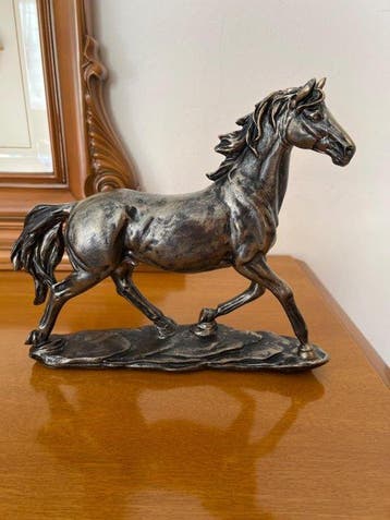 sculptuur, Elegant Horse Sculpture – Bronze Style Resin