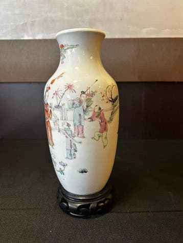 Vaas van porselein met decor van Chinese figuren - Porselein