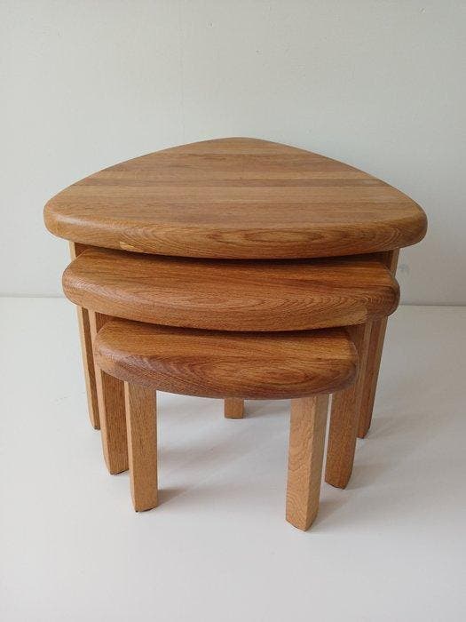 Set bijzettafels - Eik - Drie bijzettafeltjes, Antiek en Kunst, Kunst | Designobjecten