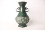 Vase en bronze de style chinois ancien avec Taotie et relief, Antiquités & Art
