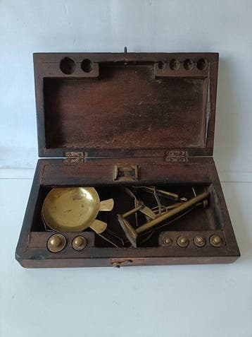 Balance - par un orfèvre antique - en laiton et bois