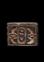 Oude Egypte, late periode Black Hardstone Amuletplaat gewijd