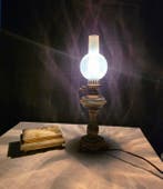 Lampada da tavolo o scrivania con portagioie in onice verde.