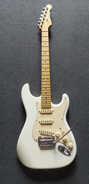 G&L - Legacy USA White MP with G&L Tolex Case and