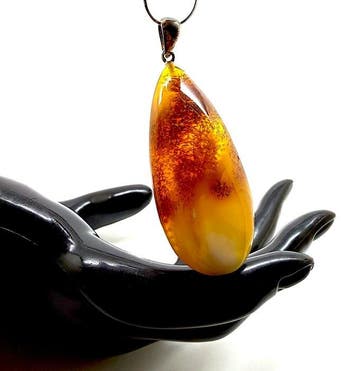 Hanger met natuurlijk wit Baltisch amber in sterlingzilver