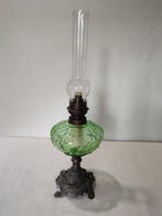 Lampe à pétrole en verre ouraline sur pied travaillé – Art