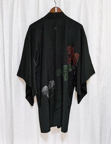 Stijlvolle zwarte haori, een korte jas voor kimono, met