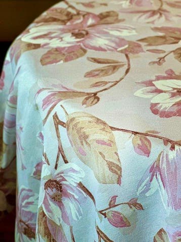Tafelkleed met roze magnolias voor grote tafels. -