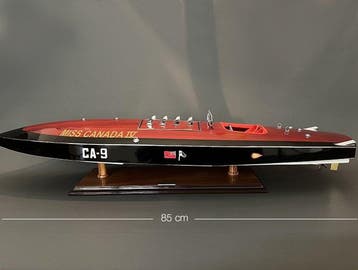 Azimut 1:6 - Bateau miniature dexposition - Runabout Hydro