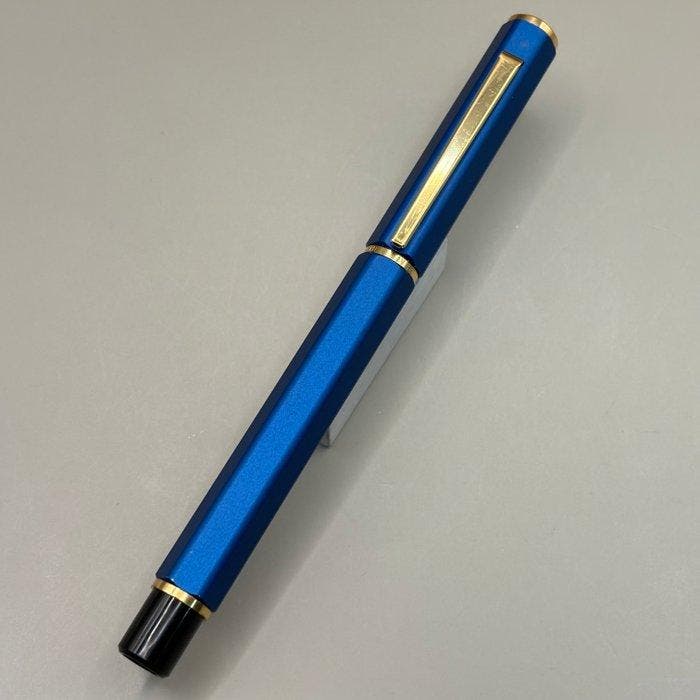 Caran dAche - Hexagonal (Matte Blue Metal, GP Trim) -, Verzamelen, Pennenverzamelingen