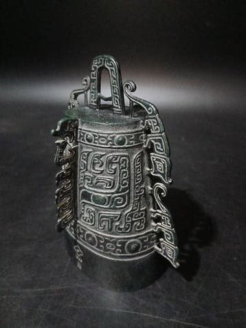 Archaïsche bronzen rituele bel met Taotie-motief, Kobayashi
