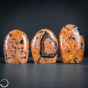 Exclusieve oranje calciet – drie expressieve vrije vormen