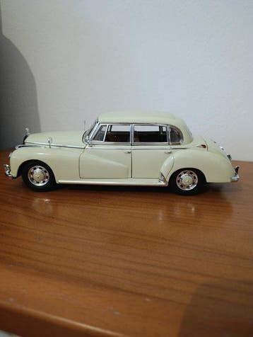 Ricko 1:18 - Modelauto - Mercedes - 300C Limousine