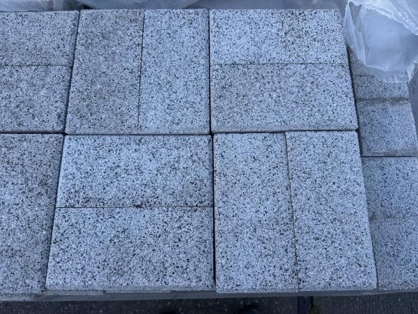 Veiling - 11 M2 Betontegel Grijs Met Facet 20x10x8 Cm, Tuin en Terras, Tegels en Klinkers, Nieuw