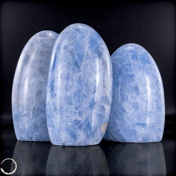 Blauwe calciet-vrije vorm – Zachte elegantie in hemelse