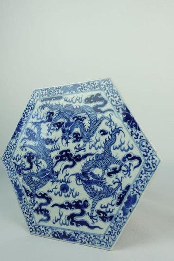 Hexagonale blauw-witte porseleinen plaquette — Drie draken, Antiek en Kunst