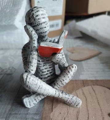 1pc Abstract Letter for Man Reading - Beeldje - Sitting