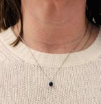 Halsketting - 18 karaat Witgoud - 0.79ct. tw. Saffier -, Handtassen en Accessoires, Kettingen, Nieuw
