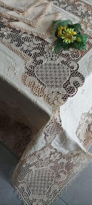 Prachtige handdoek uit het enxoval met fijne Venetiaanse
