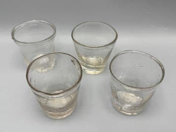 Set van 4 vroeg handgeblazen glaasjes met karakter -