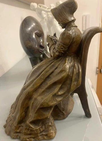 Franz Bergmann - sculptuur, Sitzende Strickerin - 26 cm -