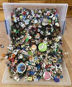 Broche - Grote verzameling speldjes (8 kilo) in plastic krat, Antiek en Kunst