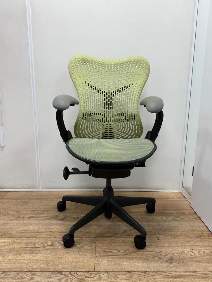 Refurbished Herman Miller Mirra Lime Yellow - 50 stuks, Huis en Inrichting, Bureaustoelen, Bureaustoel, Geel, Zo goed als nieuw