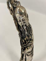 Beeldje - Figura di saggio con bastone su base nera - Zilver