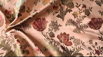 Damastweefsel San Leucio roze met rijk bloemmotief. -, Nieuw