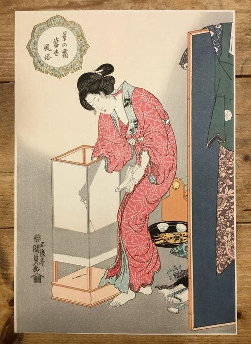 Een vrouw steekt een lantaarn aan - Utagawa Kunisada, Antiek en Kunst, Antiek | Overige Antiek