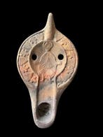 Laat-Romeins / Vroeg-Byzantijns Terracotta Olielamp met Sint