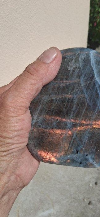 Labradorite met natuurlijke zeldzame kleur polijsting Vrije, Antiquités & Art, Curiosités & Brocante