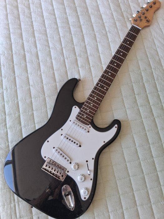 LEGEND - Stratocaster - - Elektrische gitaar - 1991 (Zonder, Muziek en Instrumenten, Snaarinstrumenten | Gitaren | Akoestisch