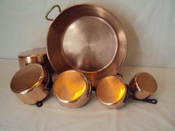 Magnifique lot 1 bassine a confiture et 5 casseroles -